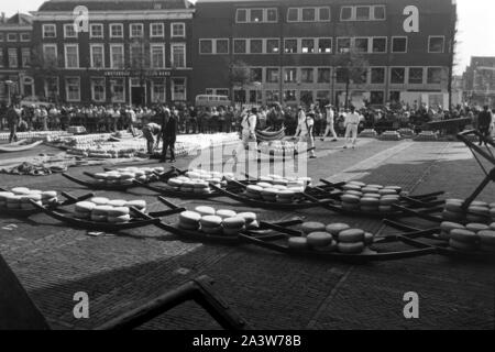 Auf dem Menschen vor der Käsemarkt Stadtwaage De Waag à Alkmaar, Pays-Bas 1971. Les gens au marché au fromage en face de la ville bâtiment peser De Waag à Alkmaar, Pays-Bas 1971. Banque D'Images
