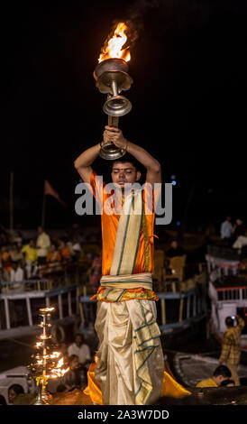 Un dévot hindou effectuant un rituel dans la ville sainte de Varanasi, en Inde. Banque D'Images