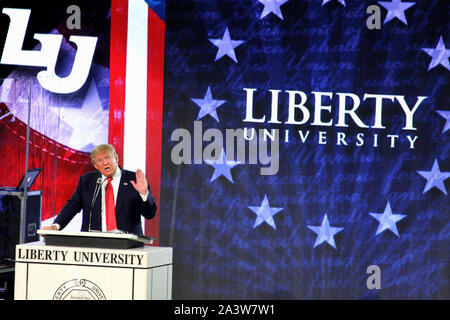 Donald Trump s'exprimant devant les étudiants de l'Université Liberty à Lynchburg, VA, USA (janvier 1985). 2016) Banque D'Images