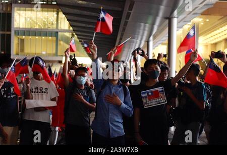 Hong Kong, Chine. 10 Oct, 2019. Groupe de pro-Taiwan les citoyens de Hong Kong a célébré le dixième DOUBLE, Journée nationale de la République de Chine ( Taiwan ) à l'extérieur du centre commercial populaire chinois du continent pour l'affichage de drapeaux nationaux de ROC, chantant l'hymne national ( Taiwan ) à l'HARBOUR Hong Kong. Oct 10, 2019 Hong Kong.ZUMA/Liau Chung-ren Crédit : Liau Chung-ren/ZUMA/Alamy Fil Live News Banque D'Images