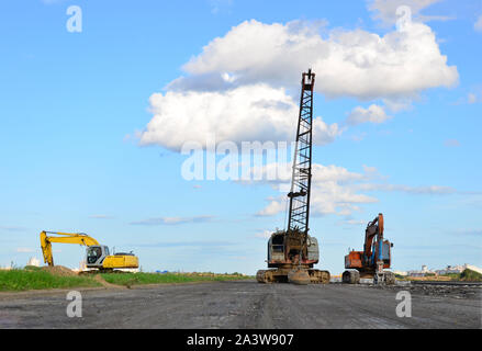De grandes grues sur chenilles pelle à benne traînante ou avec un métal lourd boulet sur un câble en acier. Wrecking balles sur les chantiers de construction. Démontage et dem Banque D'Images