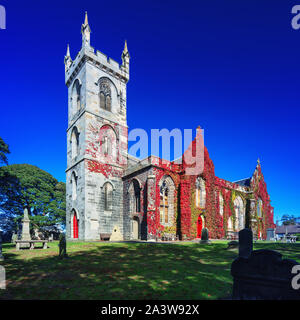 Une vue de Liberton Kirk à l'automne. L'église est connue pour sa vigne qui transforme chaque octobre rouge vif. Banque D'Images