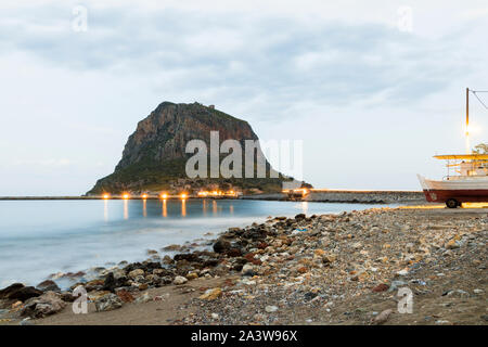 Monemvasia, Grèce, une ville située sur une petite île au large de la côte est du Péloponnèse et reliée au continent par un pont-jetée court Banque D'Images