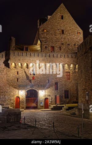 SAINT-MALO, FRANCE, 29 Septembre 2019 : Hôtel de ville de la vieille ville fortifiée de Saint-Malo, la nuit. Banque D'Images