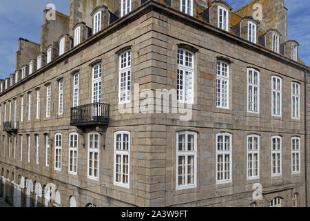 SAINT-MALO, FRANCE, Septembre 30, 2019 : l'architecture traditionnelle de Saint-Malo, comme vu de la promenade autour des remparts de la ville. Banque D'Images