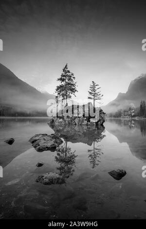 Lac Hintersee, Alpes allemandes, en Allemagne. Image en noir et blanc du lac Hintersee situé dans le sud de la Bavière, Allemagne au cours de l'automne le lever du soleil. Banque D'Images