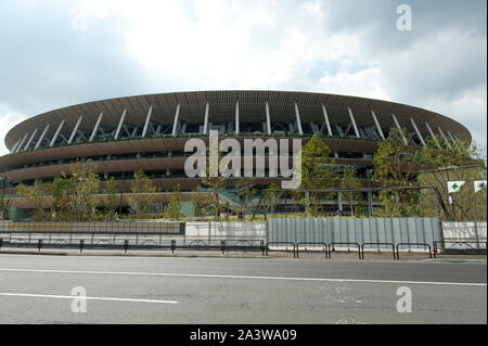 SHINJUKU CITY, TOKYO, JAPON - 30 SEPTEMBRE 2019: Vue de face du nouveau stade national de Tokyo en construction pour les Jeux olympiques d'été de 2020 Japon. Banque D'Images