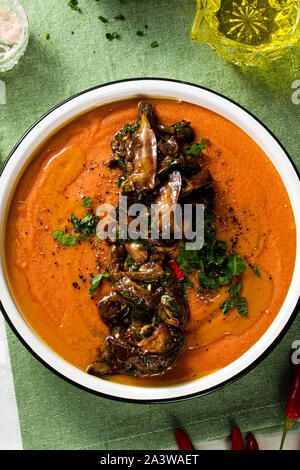 Soupe crème de lentilles rouges à la tomate et poêlée de champignons sauvages sur la table. vegan aliments sains de réchauffement pour toute la famille Banque D'Images