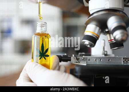 L'huile de la CDB en laboratoire médical Banque D'Images