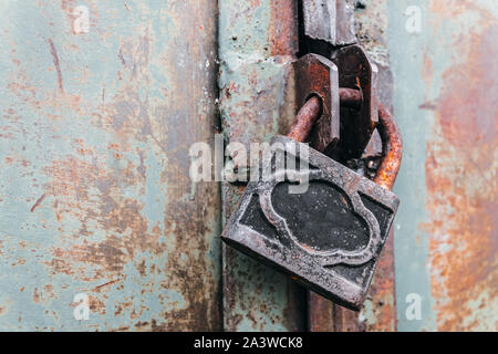 Serrures cadenas rouillé l'ancienne porte d'un hangar abandonné Banque D'Images