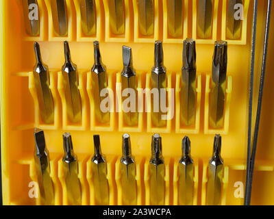 Droit de la boîte à outils , Matériel et outils dans la boîte jaune. Banque D'Images