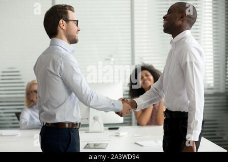 Professionnels divers hommes d'chaque message d'autres avec handshake Banque D'Images