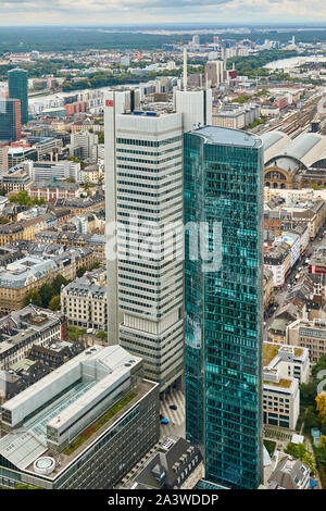 Francfort, Allemagne, le 2 octobre., 2019 : la Deutsche Bahn au bâtiment de l'administration dans le quartier des banques en face de la gare principale Banque D'Images