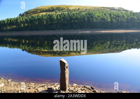 Réservoir de Howden Derbyshire, mi-été montrant miroir comme surface d'eau avec des reflets étonnants de la rive opposée. Banque D'Images