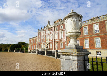 Urne en marbre à Wimpole Hall Banque D'Images