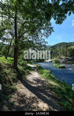 Monistrol-d'Allier (sud-est de la France). Scène verdoyante et Walker sur la rivière Allier, dans le sud-est de la France. Banque D'Images