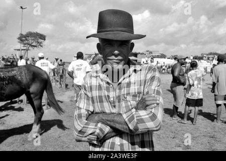 Brésil, Bahia, Feira de Santana : un berger de Sertao regarde vers la caméra avec un regard ironique Banque D'Images