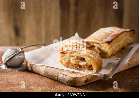 Maison traditionnelle strudel aux pommes sur fond brun Banque D'Images