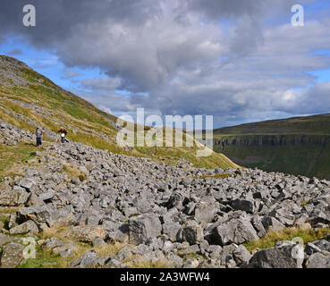 Les marcheurs Pennine Way, High Cup Nick Banque D'Images