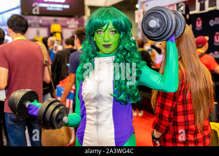 New York, New York - le 6 octobre 2019 : femme cosplayeurs déguisés en She-Hulk pendant New York Comic Con jour 4 chez Jacob Javits Convention Center. Banque D'Images