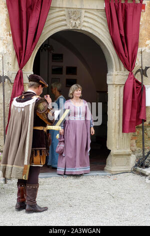 Reconstitution de l'époque médiévale,. Un homme et une femme en post vêtements du Moyen Age se tenir en face de l'entrée principale de l'hôtel particulier Tabor, Mira vas (village),) VOJ Banque D'Images