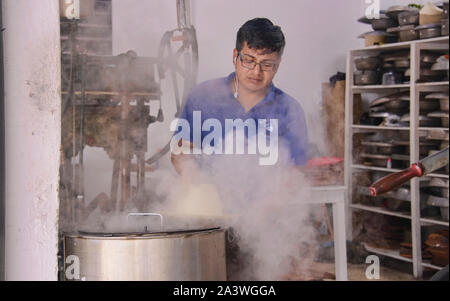 Cuisson à la vapeur et de l'élaboration des panamas traditionnels (paja toquilla) dans la région de Cuenca, Équateur Banque D'Images