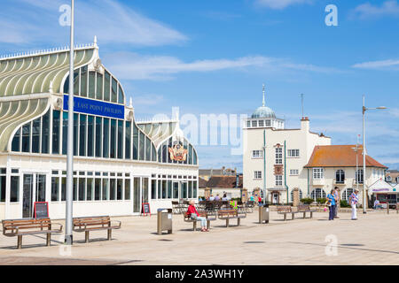 Le Lowestoft East Point Pavilion cafe café plaine royale train le long de l'esplanade du front de mer de Lowestoft Lowestoft Suffolk Angleterre Angleterre Europe Banque D'Images