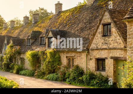 Village des Cotswolds Bibury Arlington Row Bibury village Bibury les Cotswolds bibury weavers cottages Bibury Cotswold village Gloucestershire angleterre royaume-uni Banque D'Images