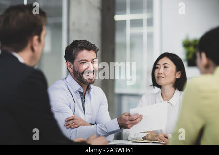 Les dirigeants d'entreprise Célébrons les succès d'une réunion Banque D'Images