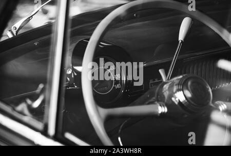 Volant et planche de bord d'une ancienne voiture de la minuterie. Portrait photo en noir et blanc avec soft focus sélectif Banque D'Images