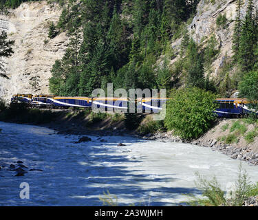 Rocky Mountaineer le long de la rivière Bow. Banque D'Images