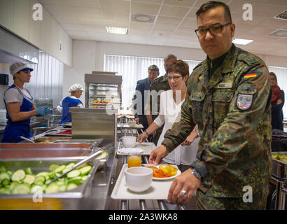 Rukla, la Lituanie. 10 Oct, 2019. Annegret Kramp-Karrenbauer (2e à partir de la droite, CDU), Ministre de la Défense, et Rouven Habel (r), commandant de l'eFP, sont à la cantine pendant leur visite à la présence renforcée de l'avant (PEF). Le programme des deux jours à la Lituanie, l'Estonie et la Lettonie comprend des entretiens politiques et des visites dans les soldats allemands qui y sont déployés. Credit : Monika Skolimowska/dpa-Zentralbild/dpa/Alamy Live News Banque D'Images