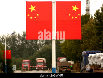 Jinan, Chine. 10 Oct, 2019. Les camions entrent et sortent de la fabrication de l'Sinotruck siège à Jinan, la capitale de la province de Shandong, le mercredi, Octobre 9, 2019. Sinotruck possède la plus grande base de production de camions en Chine et la plus grande base d'exportation de camions lourds en Chine. Photo par Stephen Shaver/UPI UPI : Crédit/Alamy Live News Banque D'Images
