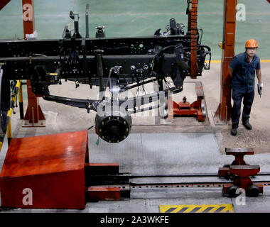 Jinan, Chine. 10 Oct, 2019. Assemblage mécanique chinois les camions lourds à Sinotruck fabrication du siège à Jinan, la capitale de la province de Shandong, le mercredi, Octobre 9, 2019. Sinotruck possède la plus grande base de production de camions en Chine et la plus grande base d'exportation de camions lourds en Chine. Photo par Stephen Shaver/UPI UPI : Crédit/Alamy Live News Banque D'Images
