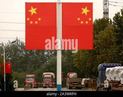 Jinan, Chine. 10 Oct, 2019. Les camions entrent et sortent de la fabrication de l'Sinotruck siège à Jinan, la capitale de la province de Shandong, le mercredi, Octobre 9, 2019. Sinotruck possède la plus grande base de production de camions en Chine et la plus grande base d'exportation de camions lourds en Chine. Photo par Stephen Shaver/UPI UPI : Crédit/Alamy Live News Banque D'Images