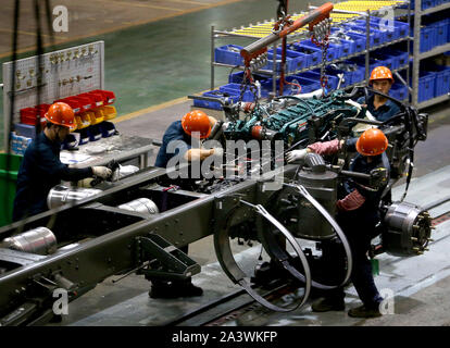 Jinan, Chine. 10 Oct, 2019. Assemblage mécanique chinois les camions lourds à Sinotruck fabrication du siège à Jinan, la capitale de la province de Shandong, le mercredi, Octobre 9, 2019. Sinotruck possède la plus grande base de production de camions en Chine et la plus grande base d'exportation de camions lourds en Chine. Photo par Stephen Shaver/UPI UPI : Crédit/Alamy Live News Banque D'Images