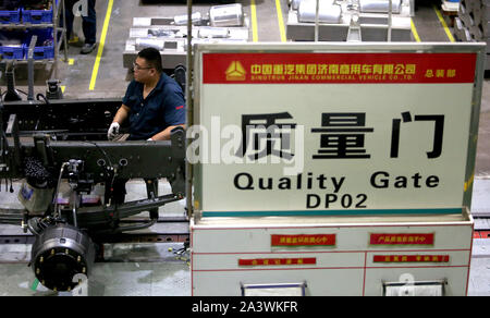 Jinan, Chine. 10 Oct, 2019. Assemblage mécanique chinois les camions lourds à Sinotruck fabrication du siège à Jinan, la capitale de la province de Shandong, le mercredi, Octobre 9, 2019. Sinotruck possède la plus grande base de production de camions en Chine et la plus grande base d'exportation de camions lourds en Chine. Photo par Stephen Shaver/UPI UPI : Crédit/Alamy Live News Banque D'Images