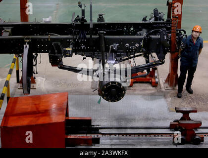 Jinan, Chine. 10 Oct, 2019. Assemblage mécanique chinois les camions lourds à Sinotruck fabrication du siège à Jinan, la capitale de la province de Shandong, le mercredi, Octobre 9, 2019. Sinotruck possède la plus grande base de production de camions en Chine et la plus grande base d'exportation de camions lourds en Chine. Photo par Stephen Shaver/UPI UPI : Crédit/Alamy Live News Banque D'Images