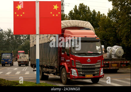 Jinan, Chine. 10 Oct, 2019. Les camions entrent et sortent de la fabrication de l'Sinotruck siège à Jinan, la capitale de la province de Shandong, le mercredi, Octobre 9, 2019. Sinotruck possède la plus grande base de production de camions en Chine et la plus grande base d'exportation de camions lourds en Chine. Photo par Stephen Shaver/UPI UPI : Crédit/Alamy Live News Banque D'Images