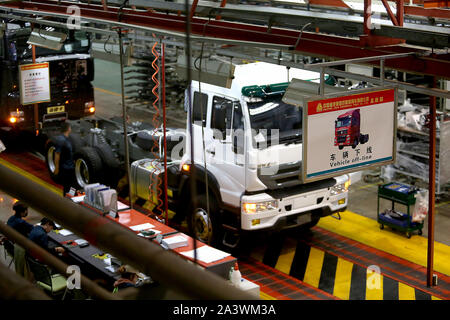 Jinan, Chine. 10 Oct, 2019. Assemblage mécanique chinois les camions lourds à Sinotruck fabrication du siège à Jinan, la capitale de la province de Shandong, le mercredi, Octobre 9, 2019. Sinotruck possède la plus grande base de production de camions en Chine et la plus grande base d'exportation de camions lourds en Chine. Photo par Stephen Shaver/UPI UPI : Crédit/Alamy Live News Banque D'Images