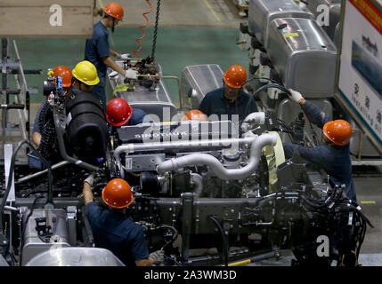 Jinan, Chine. 10 Oct, 2019. Assemblage mécanique chinois les camions lourds à Sinotruck fabrication du siège à Jinan, la capitale de la province de Shandong, le mercredi, Octobre 9, 2019. Sinotruck possède la plus grande base de production de camions en Chine et la plus grande base d'exportation de camions lourds en Chine. Photo par Stephen Shaver/UPI UPI : Crédit/Alamy Live News Banque D'Images