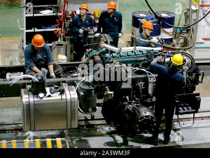 Jinan, Chine. 10 Oct, 2019. Assemblage mécanique chinois les camions lourds à Sinotruck fabrication du siège à Jinan, la capitale de la province de Shandong, le mercredi, Octobre 9, 2019. Sinotruck possède la plus grande base de production de camions en Chine et la plus grande base d'exportation de camions lourds en Chine. Photo par Stephen Shaver/UPI UPI : Crédit/Alamy Live News Banque D'Images