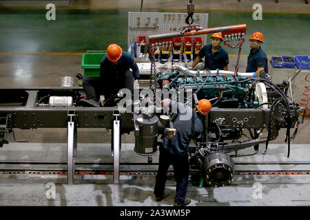 Jinan, Chine. 10 Oct, 2019. Assemblage mécanique chinois les camions lourds à Sinotruck fabrication du siège à Jinan, la capitale de la province de Shandong, le mercredi, Octobre 9, 2019. Sinotruck possède la plus grande base de production de camions en Chine et la plus grande base d'exportation de camions lourds en Chine. Photo par Stephen Shaver/UPI UPI : Crédit/Alamy Live News Banque D'Images