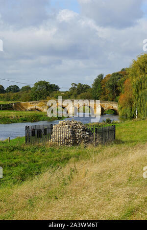 Pont sur la rivière Nene et le dernier morceau de la maçonnerie d'origine sur le site de château de Fotheringhay Banque D'Images