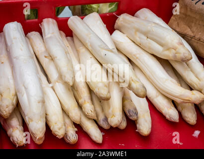 Sur le marché d'asperges blanches Banque D'Images