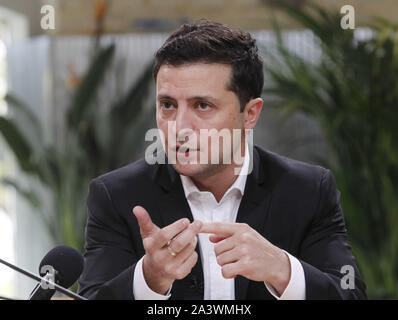 Kiev, Ukraine. 10 Oct, 2019. Le Président ukrainien Volodymyr Zelensky parle aux médias lors d'une presse-marathon à Kiev, Ukraine, le 10 octobre, 2019. Crédit : Serg Glovny/ZUMA/Alamy Fil Live News Banque D'Images