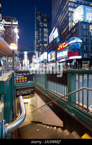 New York, NY, États-Unis - l'accès à Time Square 42 rue de la station de métro. Banque D'Images