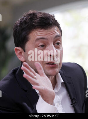 Kiev, Ukraine. 10 Oct, 2019. Le Président ukrainien Volodymyr Zelensky parle aux médias lors d'une presse-marathon à Kiev, Ukraine, le 10 octobre, 2019. Crédit : Serg Glovny/ZUMA/Alamy Fil Live News Banque D'Images