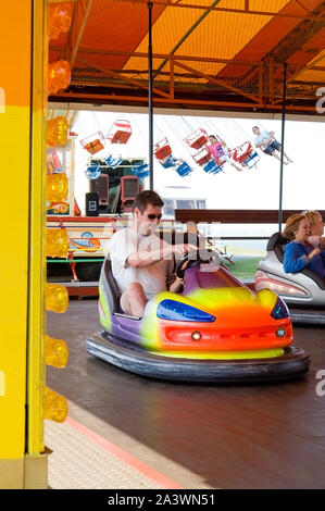 Les gens sur l'dodgems à un juste montrant les gens s'amuser et bouger. Banque D'Images