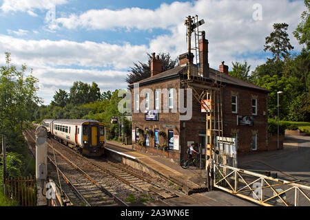 Brundall Gare sur le Wherry Lignes entre Norwich et à Great Yarmouth. Une classe 153 sprinter à partir de l'approche de Norwich Banque D'Images